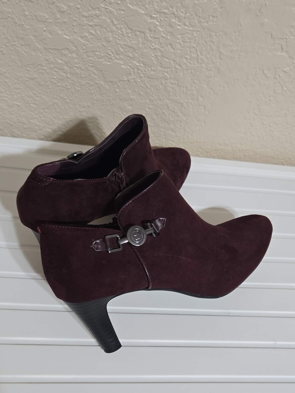 Bandolino Women’s Faux Suede Ankle Booties in Maroon Size 8M